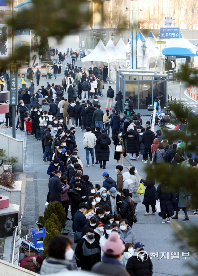 [천지일보=남승우 기자] 신종 코로나바이러스 감염증(코로나19) 신규 확진자가 5128명으로 집계된 5일 오후 서울역 광장 임시 선별검사소에서 많은 시민들이 코로나19 검사를 받기 위해 길게 줄을 서서 기다리고 있다. ⓒ천지일보 2021.12.5
