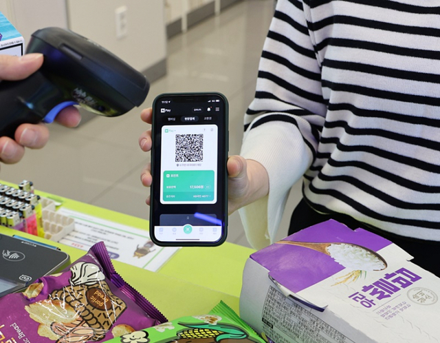 고객이 CU에서 네이버플러스멤버십을 이용해 결제하고 있다. (제공: BGF리테일)