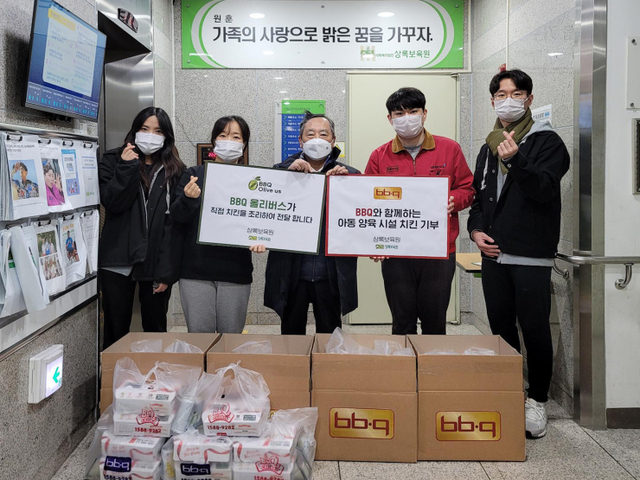 올리버스(Olive Us)가 본사 직원과 상록보육원에서 치킨 기부를 하고 부청하 원장(가운데)과 기념사진을 촬영하고 있다. (제공: 제너시스BBQ)