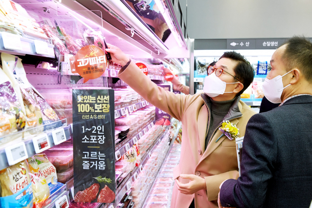 이제훈 홈플러스 사장이 지난달 18일 신규 오픈한 홈플러스 익스프레스 시흥배곧점에서 진열 상품을 살펴보고 있다. (제공: 홈플러스)