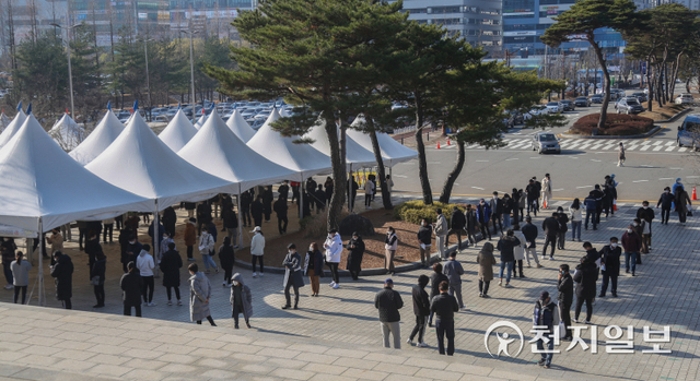 [천지일보 천안=박주환 기자] 최근 종교공동체·요양원·어린이집 등에서 코로나19 집단감염이 이어지고 있는 가운데 충남 천안시민들이 6일 코로나 검사를 받기 위해 기다리고 있다. ⓒ천지일보 2021.12.6
