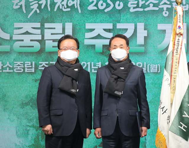 6일 오전 진행된 ‘2021 친환경 기술진흥 및 소비촉진 유공‘ 정부포상 탄소중립생활실천부문 시상식에서 김형종 현대백화점 사장(오른쪽)과 김부겸 국무총리(왼쪽)가 기념사진을 촬영하고 있다. (제공: 현대백화점) ⓒ천지일보 2021.12.6