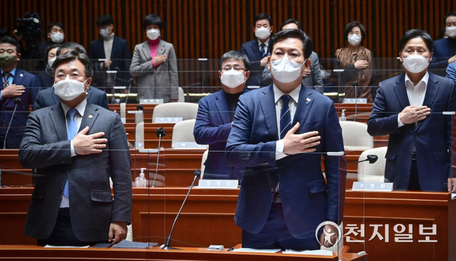 [천지일보=박준성 기자] 더불어민주당 송영길 대표와 윤호중 원내대표가 6일 오후 서울 여의도 국회에서 열린 정책의원총회에서 국기에 대한 경례를 하고 있다. ⓒ천지일보 2021.12.6