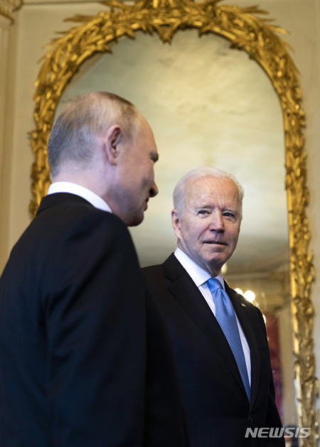 [제네바=AP/뉴시스]조 바이든(오른쪽) 미국 대통령과 블라디미르 푸틴 러시아 대통령이 지난 6월 16일(현지시간) 스위스 제네바의 '빌라 라 그랑주'에서 정상회담을 하며 얘기를 나누고 있다.
