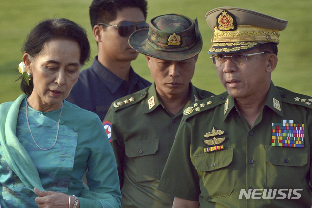 2016년 5월 6일 아웅산 수치 미얀마 국가고문(왼쪽)이 네피토에서 민 아웅 흘라잉 총사령관과 함께 걷고 있다. (출처: 뉴시스)