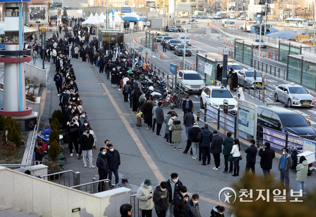 [천지일보=남승우 기자] 신종 코로나바이러스 감염증(코로나19) 신규 확진자가 5128명으로 집계된 5일 오후 서울역 광장 임시 선별검사소에서 많은 시민들이 코로나19 검사를 받기 위해 길게 줄을 서서 기다리고 있다. ⓒ천지일보 2021.12.5