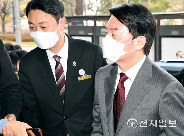 [천지일보=박준성 기자] 국민의당 안철수 대선후보가 6일 오후 서울 여의도 켄싱턴호텔에서 정의당 심상정 대선후보와 회동하기 위해 들어서고 있다. ⓒ천지일보 2021.12.6
