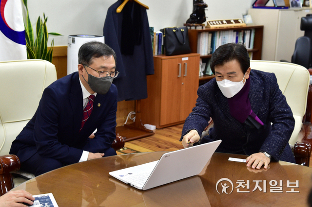 조규일 진주시장(오른쪽)이 지난 6일 최병암 산림청장을 만나 ‘월아산 숲속의 진주’와 그 일대의 국가정원 지정에 대한 지원을 요청하고 있다. (제공: 진주시) ⓒ천지일보 2021.12.7