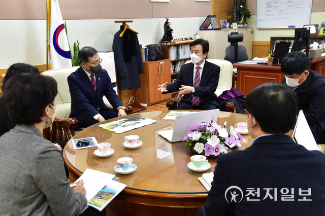 조규일 진주시장이 지난 6일 최병암 산림청장을 만나 ‘월아산 숲속의 진주’와 그 일대의 국가정원 지정에 대한 지원을 요청하고 있다. (제공: 진주시) ⓒ천지일보 2021.12.7