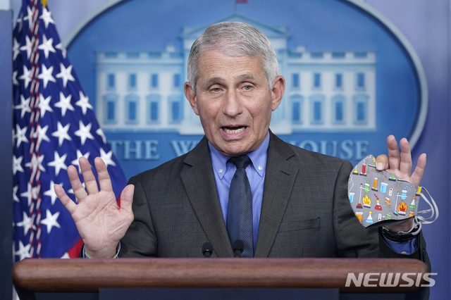 [워싱턴=AP/뉴시스]앤서니 파우치 미 국립알레르기·전염병연구소(NIAID) 소장이 13일(현지시간) 백악관에서 언론 브리핑을 하고 있다. 파우치 소장은 존슨앤드존슨(얀센)의 코로나19 백신 접종자에게서 혈전 증상이 나타나 보건당국이 이의 사용 중단을 권고한 것과 관련해 