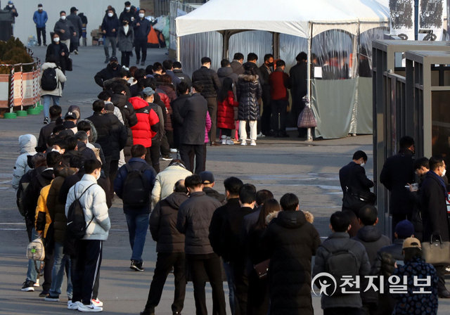[천지일보=남승우 기자] 신종 코로나바이러스 감염증(코로나19) 신규 확진자가 4954명, 위중증 환자가 774명으로 집계된 7일 오전 서울역 광장 임시 선별검사소에서 시민들이 검사를 받기 위해 줄을 서서 기다리고 있다. ⓒ천지일보 2021.12.7