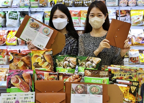 8일 롯데마트에서 모델들이 ‘2022 레시피 다이어리’를 홍보하고 있다. (제공: 롯데온)