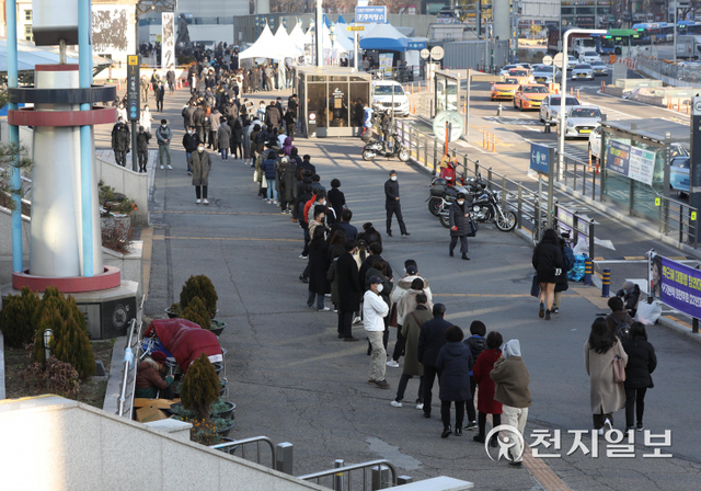 [천지일보=남승우 기자] 국내 신종 코로나바이러스 감염증(코로나19) 신규 확진자가 7175명, 위중증 환자 수도 800명을 넘어서면서 코로나19 발생 이후 역대 최다 수치를 기록한 8일 오전 서울역 광장 임시 선별검사소에서 시민들이 검사를 기다리고 있다.  ⓒ천지일보 2021.12.8