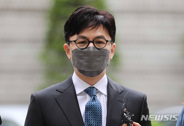 [서울=뉴시스] 한동훈 검사장이 21일 오후 서울 서초구 서울중앙지법에서 열린 정진웅 광주지검 차장검사의 폭행 관련 공판에 증인으로 출석하며 취재진의 질문에 답하고 있다. (공동취재사진) 2021.05.21.