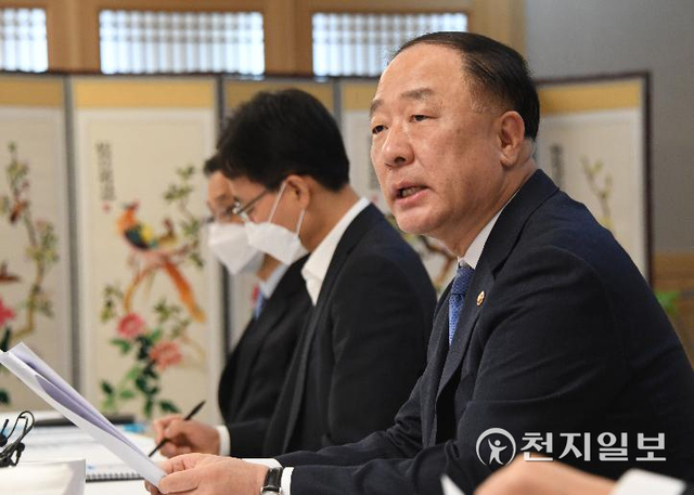 홍남기 경제부총리 겸 기획재정부 장관이 8일 정부서울청사에서 열린 '제34차 부동산시장 점검 관계장관회의'를 주재하며 발언하고 있다. (제공: 기획재정부) ⓒ천지일보 2021.12.9