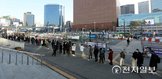 [천지일보=남승우 기자] 국내 신종 코로나바이러스 감염증(코로나19) 신규 확진자가 7175명, 위중증 환자 수도 800명을 넘어서면서 코로나19 발생 이후 역대 최다 수치를 기록한 8일 오전 서울역 광장 임시 선별검사소에서 시민들이 검사를 기다리고 있다. ⓒ천지일보 2021.12.8