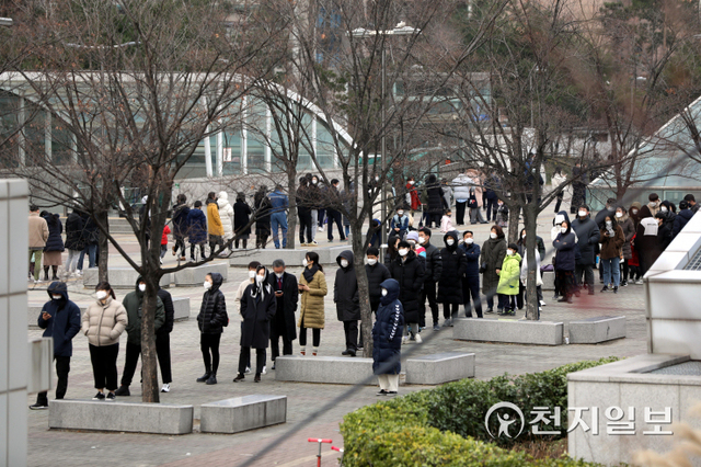 [천지일보=남승우 기자] 신종 코로나바이러스 감염증(코로나19) 신규 확진자가 7102명으로 집계되면서 이틀 연속 7000명대를 넘어선 9일 오전 서울 마포구 서강대역사 광장 임시 선별검사소에서 시민들이 코로나19 검사를 받기 위해 줄을 길게 서서 기다리고 있다. ⓒ천지일보 2021.12.9