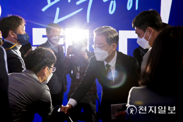 [천지일보=박준성 기자] 더불어민주당 이재명 대선후보가 9일 서울 마포구 가온 스테이지에서 열린 정당혁신추진위원회 출범식에서 참석자들과 인사하고 있다. ⓒ천지일보 2021.12.9