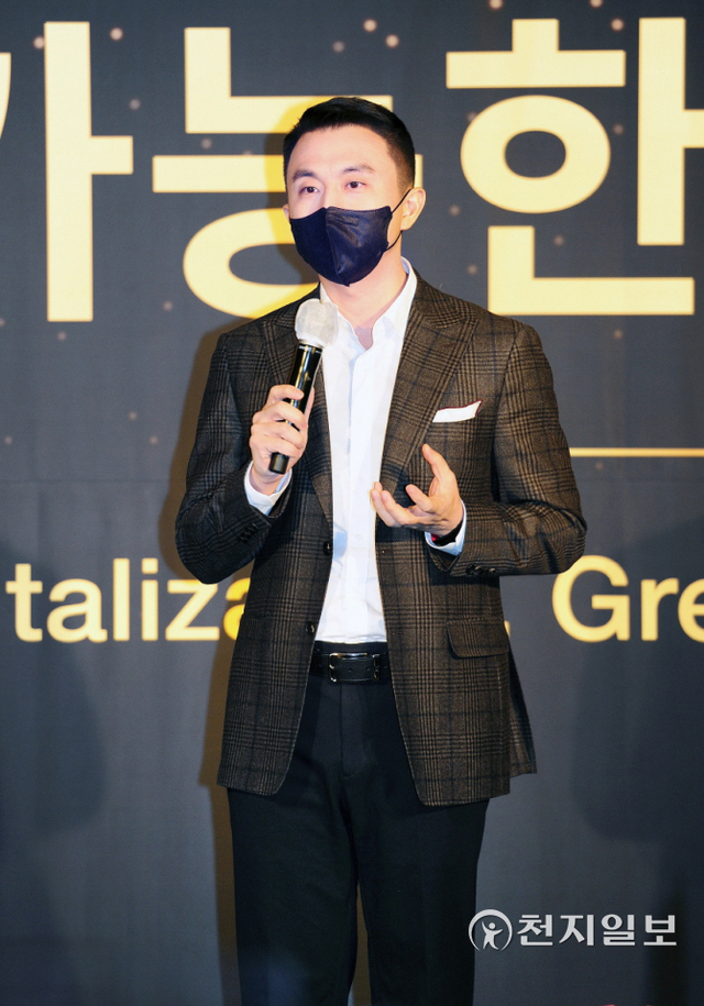 손루원 한국화웨이 CEO가 지난 8일 서울 종로구 포시즌스 호텔에서 열린 ‘지속가능한 동반성장: 디지털화, 친환경 그리고 인재’ 주제의 행사에서 발표를 하고 있다. (제공: 화웨이) ⓒ천지일보 2021.12.9