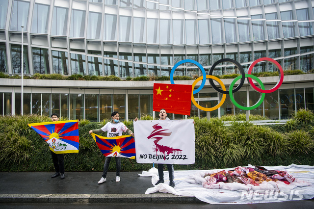 [로잔=AP/뉴시스] 지난 2월 3일(현지시간) 스위스 로잔에 있는 국제올림픽위원회(IOC) 본부 앞에서 유럽 티베트 청년회 활동가들이 2022 베이징 동계 올림픽에 반대하는 시위를 하고 있다.