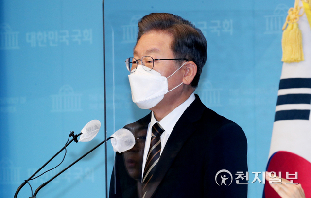 [천지일보=박준성 기자] 더불어민주당 이재명 대선후보가 9일 오후 서울 여의도 국회 소통관에서 감염병대응 정책 관련 긴급기자회견을 갖고 있다. ⓒ천지일보 2021.12.9