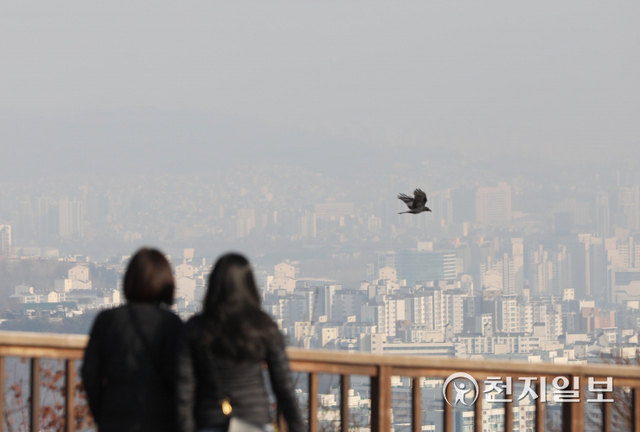 [천지일보=남승우 기자]서울 남산에서 바라본 도심이 희뿌연 먼지로 덮여 있다. ⓒ천지일보DB