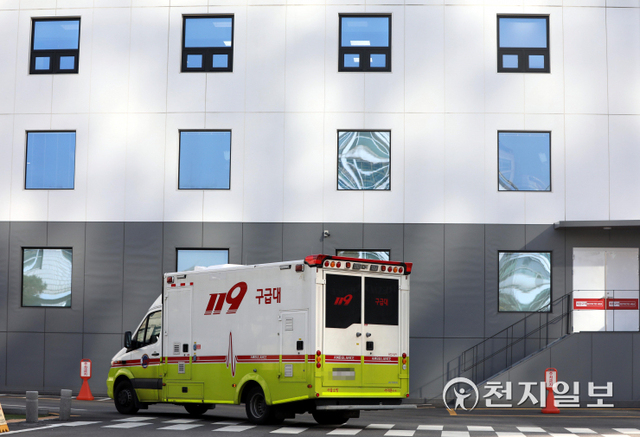 [천지일보=남승우 기자] 신종 코로나바이러스 감염증(코로나19) 중환자 병상 확보에 비상이 걸렸다. 16일 중앙사고수습본부(중수본)에 따르면 전날 오후 5시 기준 수도권(서울·경기·인천)의 코로나19 중증환자 전담병상 가동률은 76.1%다. 수도권 내 코로나19 중환자 병상 총 687개 중 164개만 사용 가능한 상황이다. 정부가 단계적 일상회복을 중단하는 ‘비상계획(서킷 브레이커)’ 발동 기준으로 제시했던 ‘중환자실 가동률 75%’ 기준치를 상회하고 있다. 지역별로는 서울이 78.8%(345개 중 272개 사용)로 80%에 육박했고, 인천은 72.2%(79개 중 57개 사용), 경기는 73.8%(263개 중 194개 사용)다. 전국적으로는 61.7% 가동률(1127개 중 695개 사용)을 보이고 있다. 사진은 이날 서울 중구 국립중앙의료원 음압격리병동 앞으로 구급차가 지나가는 모습. ⓒ천지일보 2021.11.16