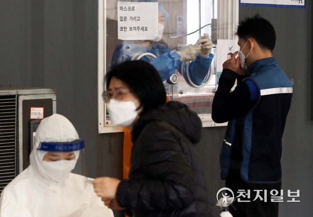 [천지일보=남승우 기자] 신종 코로나바이러스 감염증(코로나19) 신규 확진자가 6977명으로 집계, 사망자가 80명으로 역대 최다 수치를 기록한 11일 오전 서울역 광장 임시 선별검사소에서 시민들이 코로나19 검사를 받고 있다. ⓒ천지일보 2021.12.11