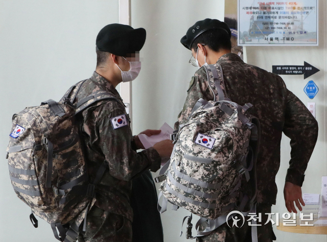 [천지일보=남승우 기자] 신종 코로나바이러스 감염증(코로나19)으로 통제됐던 장병 휴가가 정상 시행된 6일 오전 서울역 국군장병라운지(TMO) 앞에서 휴가를 나온 군인들이 대화를 나누고 있다. ⓒ천지일보 2021.9.6