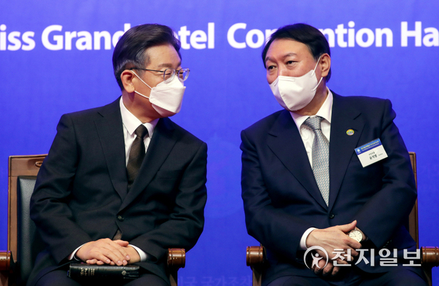[천지일보=박준성 기자] 더불어민주당 이재명 대선후보와 국민의힘 윤석열 대선후보가 2일 서울 서대문구 스위스그랜드호텔 컨벤션센터에서 열린 제53회 대한민국 국가조찬기도회에 참석해 대화를 나누고 있다. ⓒ천지일보 2021.12.2