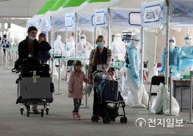 [천지일보=남승우 기자] 모든 해외 입국자에 대해 2주간의 자가격리 의무화를 하루 앞둔 31일 오후 인천국제공항 제2터미널 입국장 옥외공간에 설치된 개방형 선별진료소(오픈 워킹스루, Open Walking Thru)에서 영국 런던발 여객기를 타고 입국한 무증상 외국인들이 신종 코로나바이러스 감염증(코로나19) 진단검사를 마친 뒤 이동하고 있다. ⓒ천지일보 2020.3.31