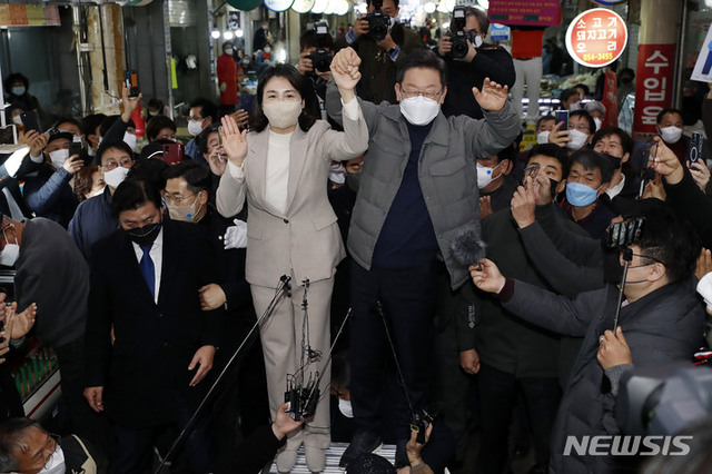 이재명 더불어민주당 대선 후보, 부인 김혜경 씨가 11일 경북 안동 중앙신시장을 방문해 시민들에게 인사하고 있다. 2021.12.11. (출처: 뉴시스)