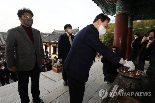 국민의힘 윤석열 대선 후보와 이준석 대표, 권성동 사무총장이 11일 오전 강원 강릉시 오죽헌에서 율곡 이이 선생 영정에 참배하고 있다. 2021.12.11 (출처: 연합뉴스)