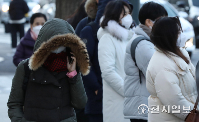 [천지일보=남승우 기자] 서울의 체감 온도가 영하 10도까지 내려가는 등 강추위를 보인 1일 오전 서울 중구 시청역 인근에서 두꺼운 외투를 입은 한 시민들이 발걸음을 옮기고 있다. ⓒ천지일보 2021.12.1