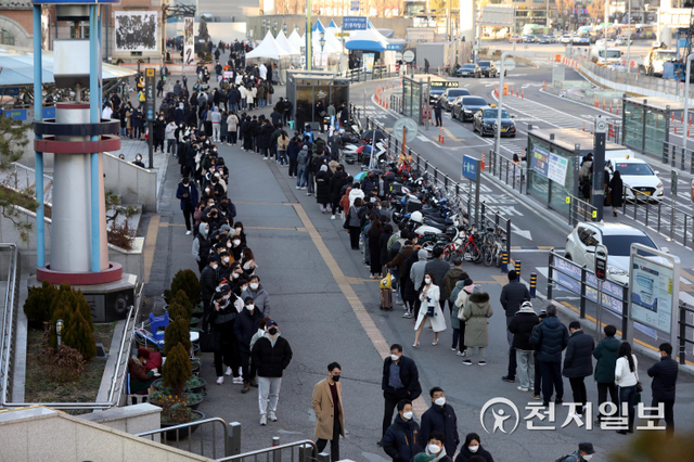 [천지일보=남승우 기자] 신종 코로나바이러스 감염증(코로나19) 신규 확진자가 5128명으로 집계된 5일 오후 서울역 광장 임시 선별검사소에서 많은 시민들이 코로나19 검사를 받기 위해 길게 줄을 서서 기다리고 있다. ⓒ천지일보 2021.12.5