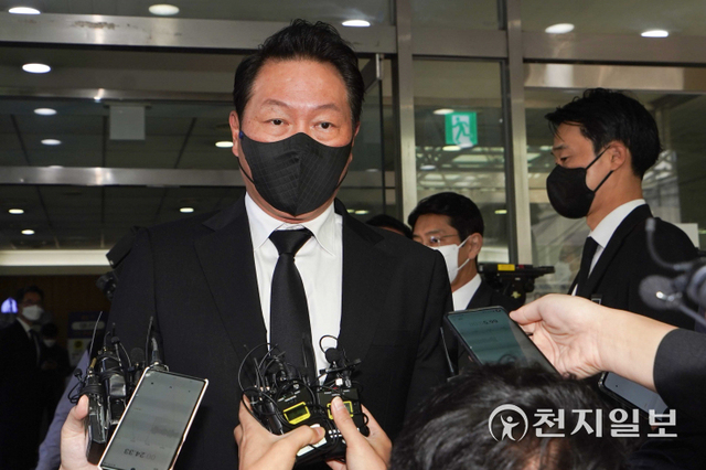 [천지일보=남승우 기자] 최태원 SK그룹 회장이 27일 서울 종로구 서울대병원 장례식장에 마련된 노태우 전 대통령 빈소로 조문을 마친 뒤 나와 취재진의 질문에 답하고 있다. 노 전 대통령은 지난 26일 향년 89세를 일기로 사망했다. (사진공동취재단) ⓒ천지일보 2021.10.27