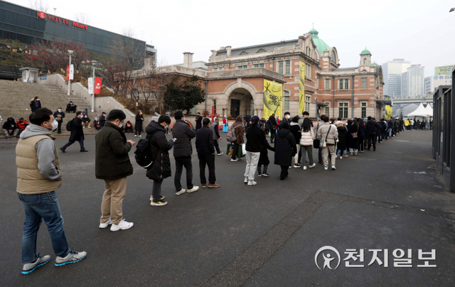 [천지일보=남승우 기자] 신종 코로나바이러스 감염증(코로나19) 신규 확진자가 6977명으로 집계, 사망자가 80명으로 역대 최다 수치를 기록한 11일 오전 서울역 광장 임시 선별검사소에서 시민들이 코로나19 검사를 받기 위해 줄을 서서 기다리고 있다. ⓒ천지일보 2021.12.11