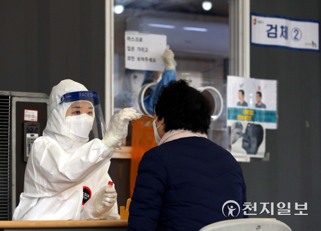 [천지일보=남승우 기자] 신종 코로나바이러스 감염증(코로나19) 신규 확진자가 6977명으로 집계, 사망자가 80명으로 역대 최다 수치를 기록한 11일 오전 서울역 광장 임시 선별검사소에서 시민들이 코로나19 검사를 받고 있다. ⓒ천지일보 2021.12.11