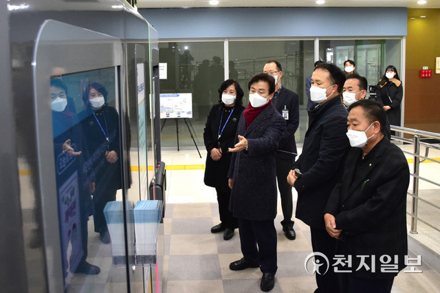 조규일 진주시장(왼쪽 두번째)이 본격적인 운영에 앞서 지난 10일 중앙지하도상가 에나몰 중앙광장 북쪽 승강장 앞에 설치된 스마트도서관을 점검하고 있다. (제공: 진주시) ⓒ천지일보 2021.12.12