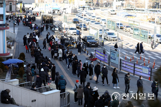 [천지일보=남승우 기자] 신종 코로나바이러스 감염증(코로나19) 신규 확진자가 6689명으로 집계된 12일 서울역 광장 임시 선별검사소에서 시민들이 검사를 받기 위해 줄을 서서 기다리고 있다. ⓒ천지일보 2021.12.12