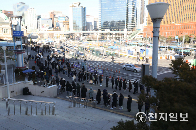 [천지일보=남승우 기자] 신종 코로나바이러스 감염증(코로나19) 신규 확진자가 6689명으로 집계된 12일 서울역 광장 임시 선별검사소에서 시민들이 검사를 받기 위해 줄을 서서 기다리고 있다. ⓒ천지일보 2021.12.12