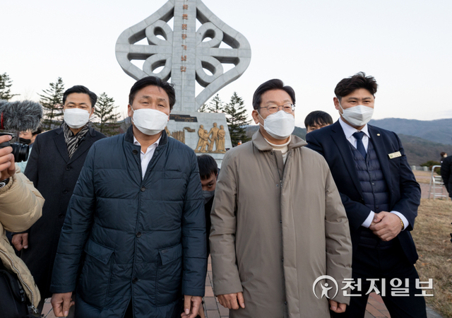 [천지일보=박준성 기자] 더불어민주당 이재명 대선 후보가 12일 경북 김천시 추풍령휴게소 경부고속도로 기념탑을 방문하고 있다. (제공: 민주당 선대위) ⓒ천지일보 2021.12.12