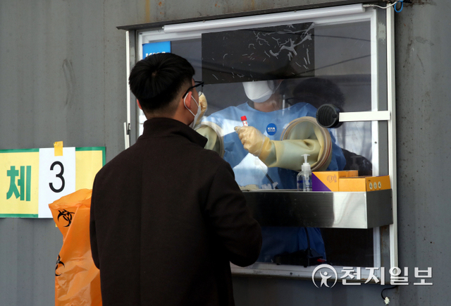[천지일보=박준성 기자] 국내 신종 코로나바이러스 감염증(코로나19) 신규 확진자가 6689명으로 집계된 12일 서울 중구 서울시청 광장에 설치된 임시선별검사소에서 의료진이 코로나19 검사를 받는 시민의 검체를 채취하고 있다. 위중증 환자 수는 894명으로 전날(856명)보다 38명 늘어나면서 지난 8일부터 닷새 연속 800명대를 기록했다. ⓒ천지일보 2021.12.12
