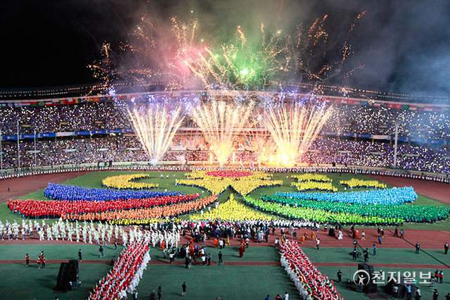 지난 2014년 9월 16~19일까지는 서울 잠실 올림픽주경기장 일원에서 평화 만국회의가 진행됐다. 18일 올림픽주경기장에서 진행한 야외행사 모습. 이 평화 만국회의에서 각국 정치·종교·시민사회는 국제법을 제정할 것을 협약했다. (제공: HWPL) ⓒ천지일보 2021.12.13