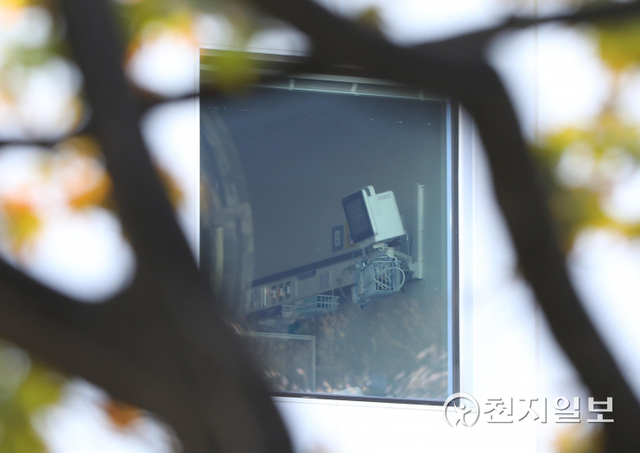 [천지일보=남승우 기자] 신종 코로나바이러스 감염증(코로나19) 중환자 병상 확보에 비상이 걸렸다. 16일 중앙사고수습본부(중수본)에 따르면 전날 오후 5시 기준 수도권(서울·경기·인천)의 코로나19 중증환자 전담병상 가동률은 76.1%다. 수도권 내 코로나19 중환자 병상 총 687개 중 164개만 사용 가능한 상황이다. 정부가 단계적 일상회복을 중단하는 ‘비상계획(서킷 브레이커)’ 발동 기준으로 제시했던 ‘중환자실 가동률 75%’ 기준치를 상회하고 있다. 지역별로는 서울이 78.8%(345개 중 272개 사용)로 80%에 육박했고, 인천은 72.2%(79개 중 57개 사용), 경기는 73.8%(263개 중 194개 사용)다. 전국적으로는 61.7% 가동률(1127개 중 695개 사용)을 보이고 있다. 사진은 이날 서울 중구 국립중앙의료원 음압격리병동의 모습. ⓒ천지일보 2021.11.16