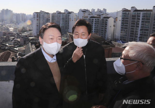 국민의힘 윤석열 대선 후보가 13일 오후 서울 강북구 미아동 미아 4-1 주택 재건축 정비구역을 찾아 오세훈 서울시장과 함께 현장 설명을 들은 뒤 주민들과 대화하고 있다. (출처: 뉴시스)