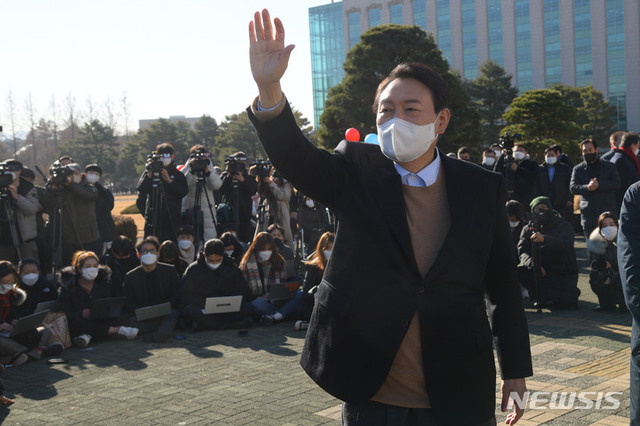 국민의힘 윤석열 대선 후보가 13일 오전 서울 여의도 국회에서 열린 중앙선대위 장애인본부 전국 릴레이정책투어 '장문현답(장애인 문제의 답은 현장에 있다)' 출정식에서 손을 흔들고 있다. (출처: 뉴시스)