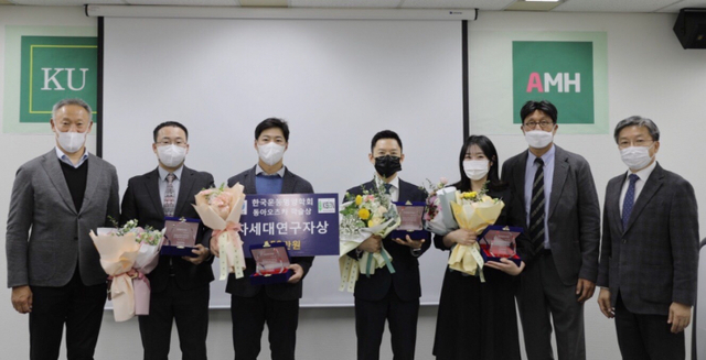 지난 10일 서울 광진구 건국대학교에서 온라인으로 개최된 ‘2021 한국운동영양학회 총회’에서  동아오츠카 학술상 수상자와 동아오츠카 및 한국운동영양학회 관계자들이 기념사진 촬영을 하고 있다. (제공: 동아오츠카) ⓒ천지일보 2021.12.13