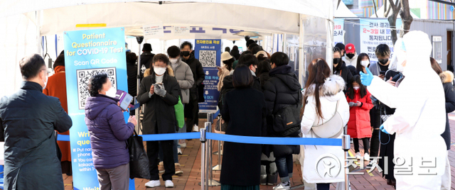 [천지일보=남승우 기자] 신종 코로나바이러스 감염증(코로나19) 신규 확진자가 5817명으로 집계된 13일 서울 마포구 홍익문화공원 임시 선별검사소에서 시민들이 검사를 받기 위해 줄을 서서 기다리고 있다. ⓒ천지일보 2021.12.13