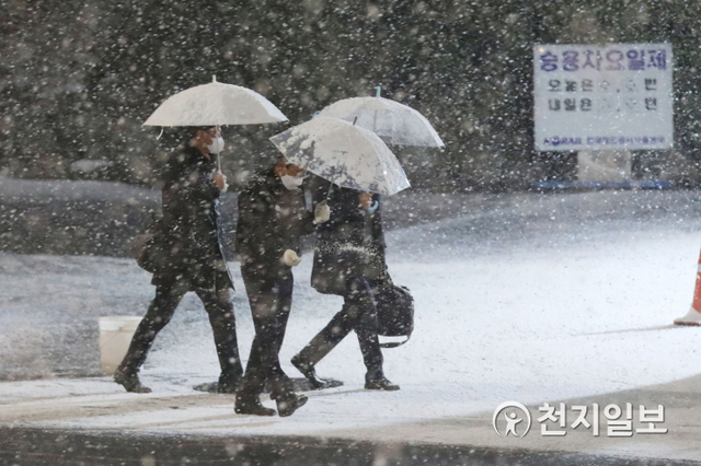 [천지일보=남승우 기자] 서울 전역과 경기북부 지역에 대설주의보가 발령된 3일 저녁 서울역 인근에서 시민들이 우산을 쓴 채 퇴근길 발걸음을 재촉하고 있다. ⓒ천지일보 2021.2.3